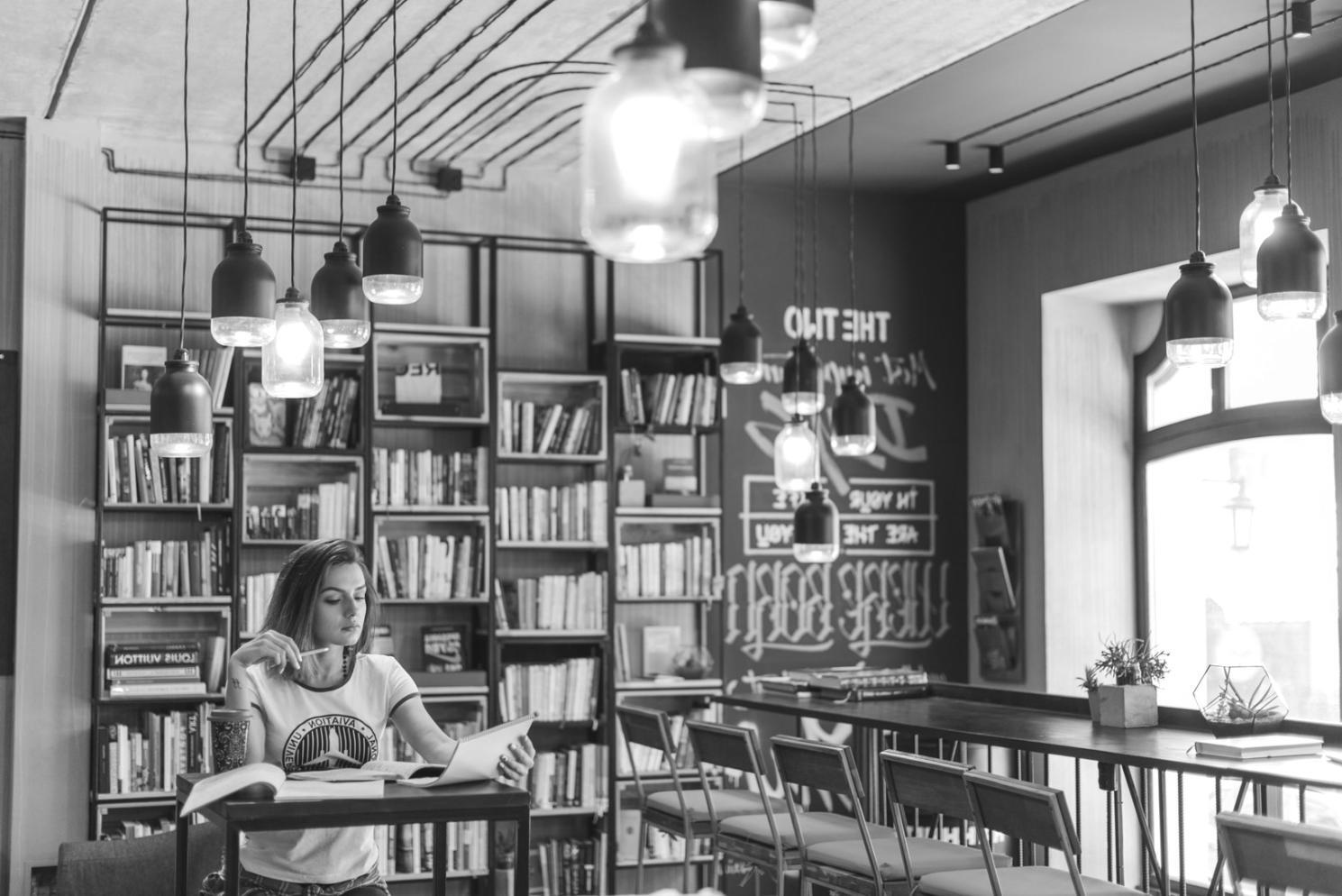 Teilnehmer während einer praktischen Übung zur Prozessoptimierung